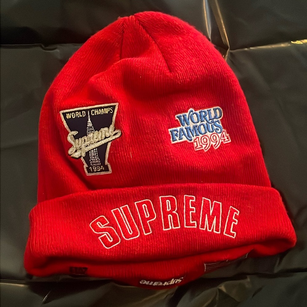 Supreme / new era beanie 2019 authentic WORLD CHAMPS